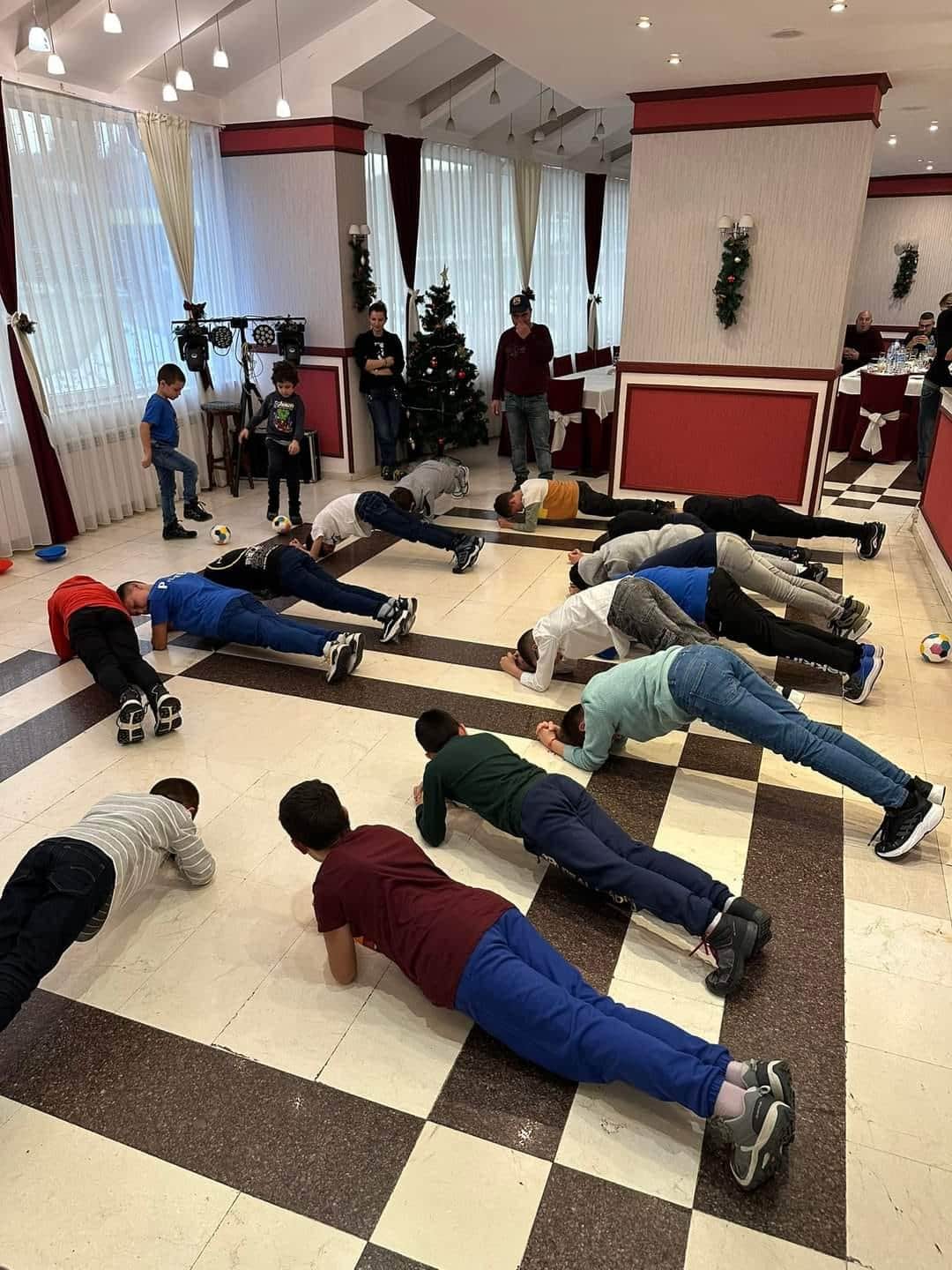 Коледно парти на ДЮШ на ФК Троян